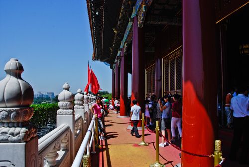 这是2009年8月在北京旅游，上到天安门城楼上拍到的天安门城楼图片.